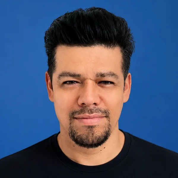 Retrato de Jacob Velázquez, con camiseta negra sobre fondo azul